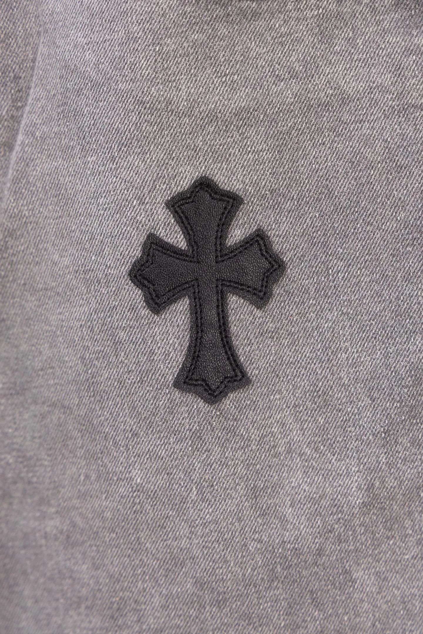 P210 Chromehearts limited edition classic black cross patch leather gray jeans, priced at 34W level, patchwork cross pattern embellishment, washed jeans! ! An absolutely high-end luxury product, a 1.9W-level god-level single product, a super popular product, made by top heavy industry, a magic weapon that cannot be missed! [About Zangyin] This is an extremely luxurious fashion brand that can also be called the aristocracy of the high street. It has always been an exclusive brand for some hipsters or rich second generations. Compared with ordinary high streets, it is more luxurious and noble. Compared with luxury brands, it is more fashionable and individual. It has always been a brand that I have a special liking for. [Top heavy industry fashion design] Consistently high-street luxury style. Speaking of this style, the Zangyin family and GU family are definitely the leading representative brands. Especially the Zangyin family has really achieved a state-of-the-art effect in creating high-street style. The unique washed material is used to create this style. The color system is already quite eye-catching. After it is decorated with patchwork cross flowers, it cleverly highlights the charm of the brand. Secondly, this style uses classic The high-waist cutting design highlights the long legs and fashionable temperament of the upper body. The brand is highly recognizable and the slim fit configuration is more suitable for daily wear. It is a product that interprets personality, fashion, and specifications at a glance. This single product is enough to make any fan excited. It can be a white T-shirt for a youthful college style, or a tight suspender for a royal style. It has strong matching ability and can be easily controlled by men.  [Materials and craftsmanship] Needless to say, this point goes without saying. As an excellent craftsman brand, Zangyin’s requirements for details and craftsmanship are really perfect. The washed color of this model has gone through so many processes, not to mention the embellishment of denim appliques. It is also purely hand-made and sewn. Just like what they believe in, only hand-made things have soul and have the meaning of wear. A top-notch heavy-duty fashionable denim item, I look forward to your perfect interpretation! !  Color: Gray Size: 28-36